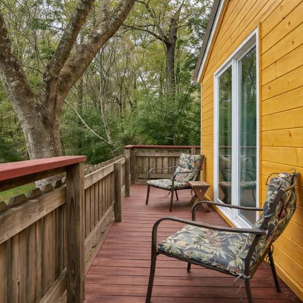 Chic Cypress Cabin Private Dock Access, Kayaks, hotel in Karnack