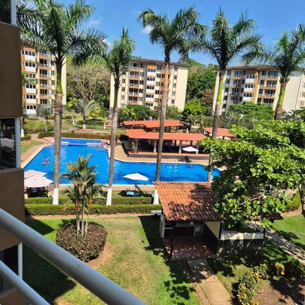 Family getaway, pool, beach and surf, hotell i Jacó