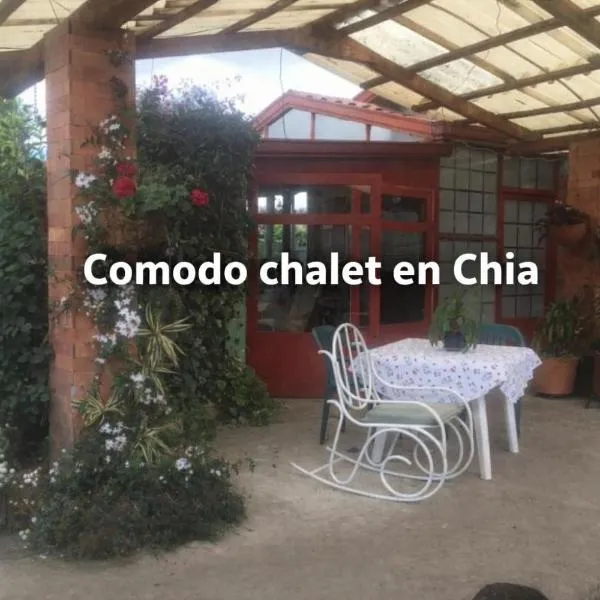 Comodo chalet, en una muy buena ubicación y rodeado de jardines – hotel w mieście Chía