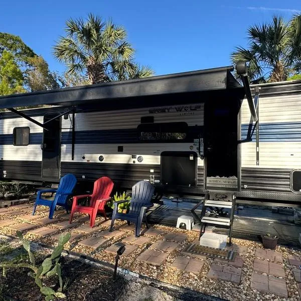 드랜드에 위치한 호텔 RV Oasis in Downtown Deland