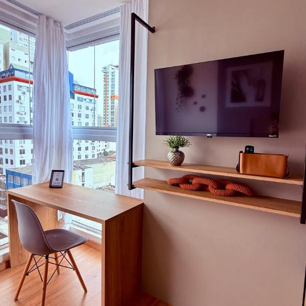 Novo, amplo e decorado studio no centro com ar, home office e sofá cama - Foto 4