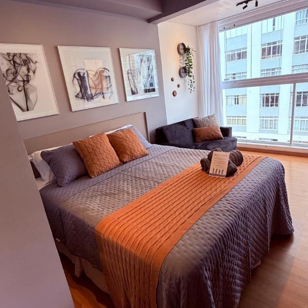 Novo, amplo e decorado studio no centro com ar, home office e sofá cama - Foto 2