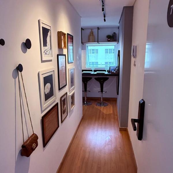 Novo, amplo e decorado studio no centro com ar, home office e sofá cama - Foto 5