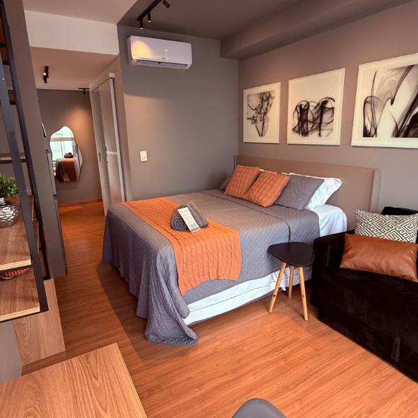 Novo, amplo e decorado studio no centro com ar, home office e sofá cama