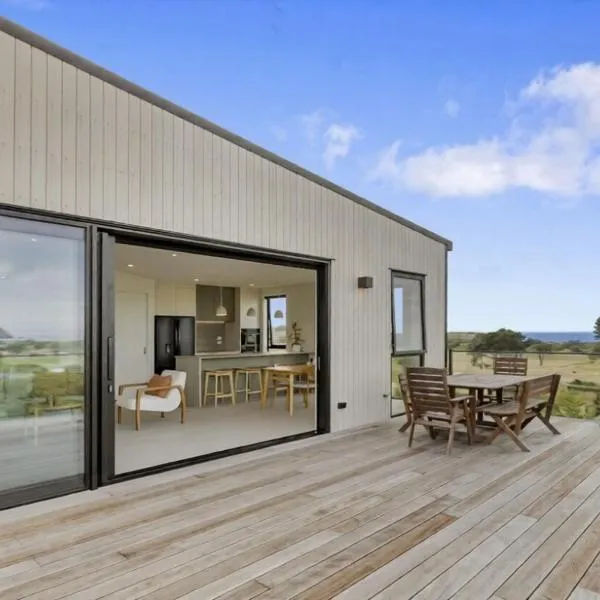 New modern home with ocean and golf course views, hotel a Dunedin