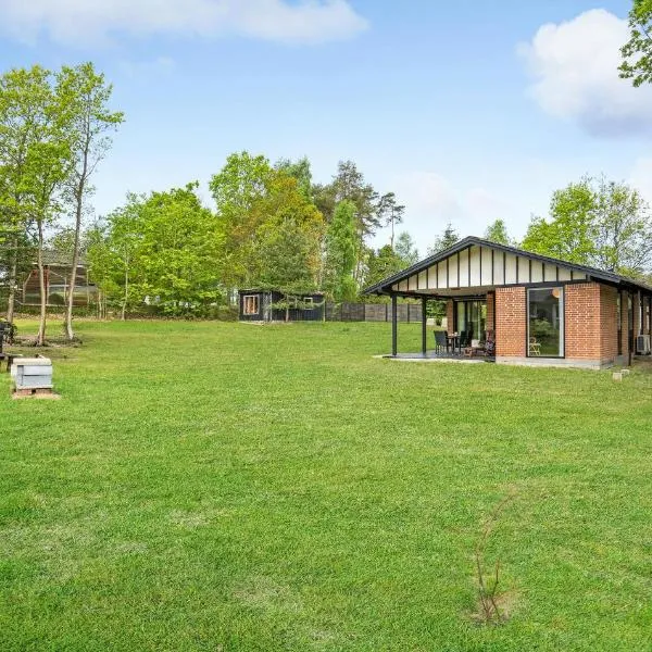 Two-Bedroom Holiday Home In Knebel, hotelli kohteessa Knebel
