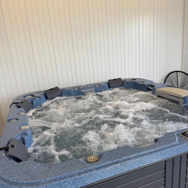 Coastal Sanctuary, Spa, EV friendly, Pet Firendly with Fireplace, wood provided Just 50m to Kilcunda Beach and 100m to the Ocean View Hotel The Sticks and Copper Door Kitchen Accessibility Friendly, hotel i Kilcunda