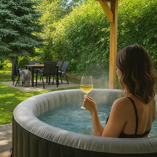 Play and Relax in Lake-Parkside Cozy Family Retreat - Jegenye Cottage, hotel in Zamárdi