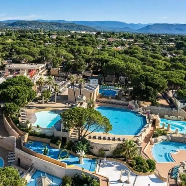 Mobil home à louer dans camping des cigales le muy 5 étoiles, Hotel in Le Muy