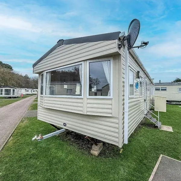 Wonderful Dog-Friendly Caravan At Kessingland Beach In Suffolk Ref 90033Bc, Hotel in Kessingland