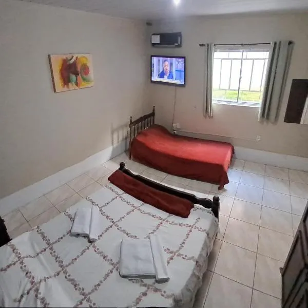 Básico e funcional, com 2 ambientes, sem fogão, com garagem, zona nobre, hotel in Pelotas