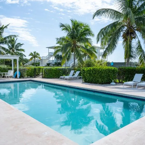 Lux Condo w/Views, Htd Pool, Priv. Beach, Golf Cart, Kayaks, AS SEEN ON HGTV, hotel Governorʼs Harbour városában