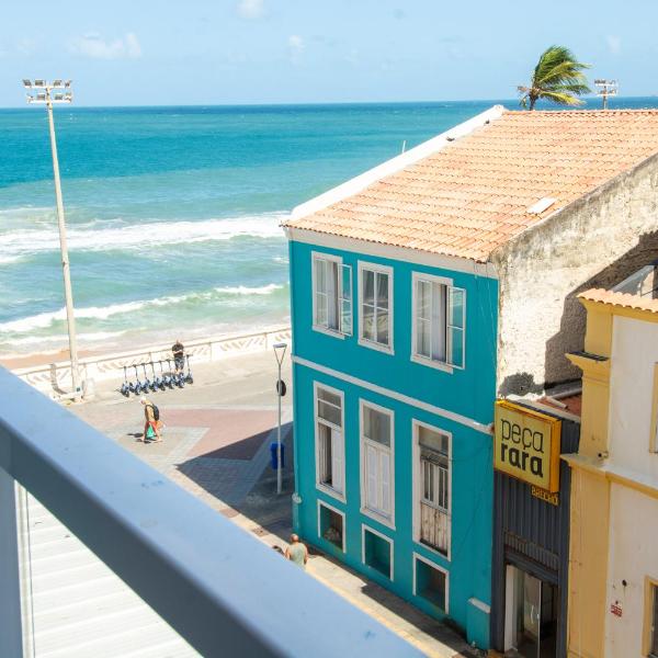 Vida à beira-mar na Barra - piscina e conforto a passos da praia