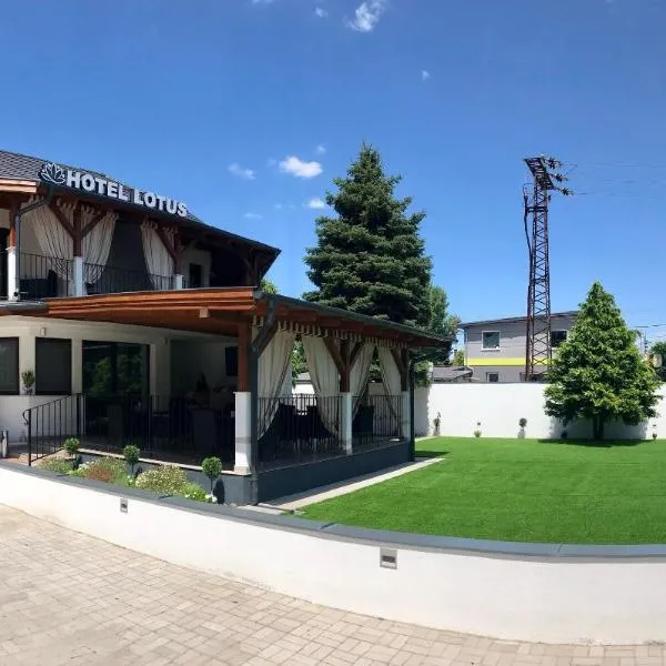 Lotus House, hotel di Halásztelek