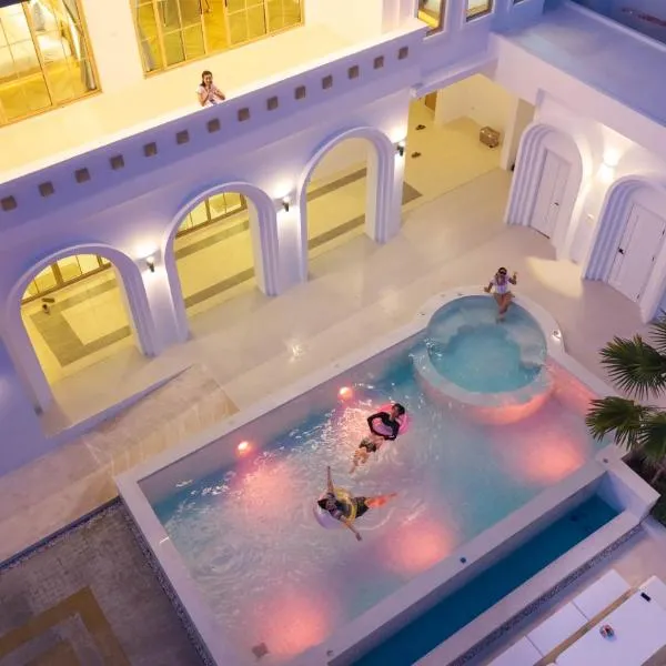 Brown Empire Pool Villa Pattaya, отель в городе Nong Prue