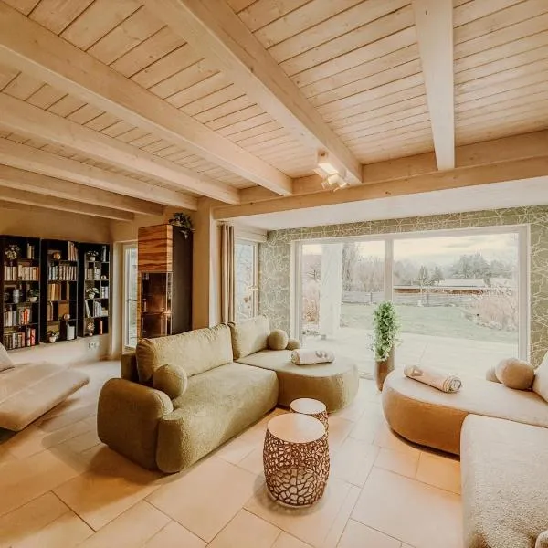 Schäfers - Ihr Wohlfühlort - Hochwertige Ausstattung, Naturgrundstück mit Bachlauf, Terrassen, WLAN, Parken - an 2 Seen bei Leipzig, Hotel in Großpösna