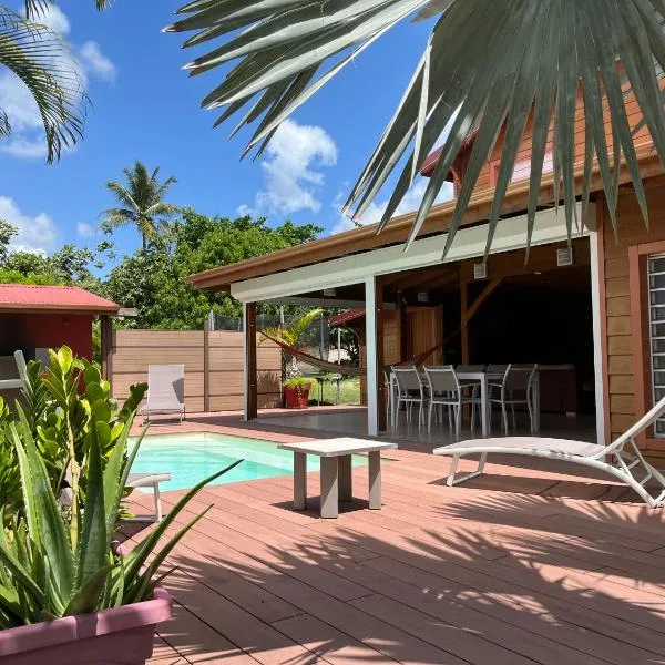 Sainte-Anne में, होटल Villa neuve de standing en bois avec piscine