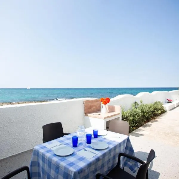 SeaSide Paradise - Seafront Terrace Apartment by BariHouses、Cozzeのホテル