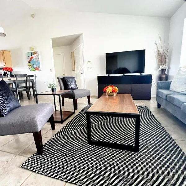 Cozy 3 Bedrooms Town home in Chandler with community pool, хотел в Чандлър