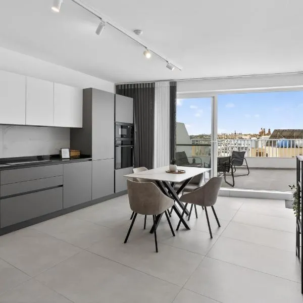 Top Floor Escape Penthouse, hotel di Gwardamanġa
