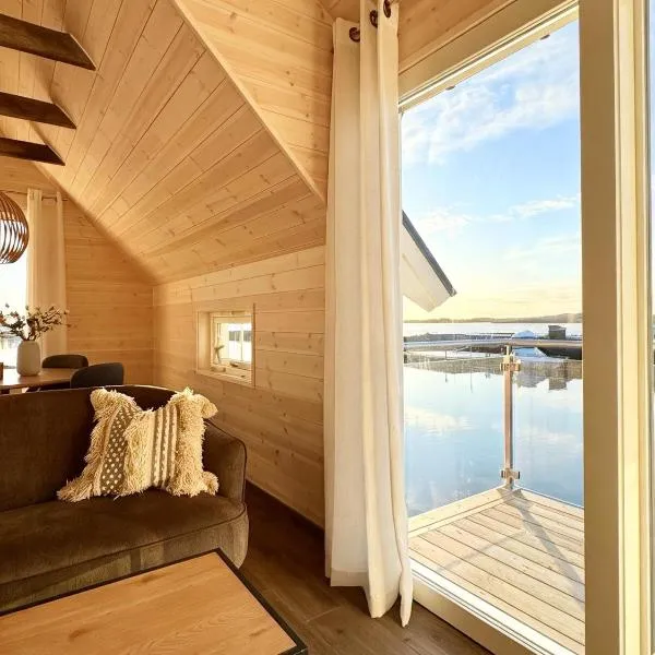Brønnøysund में, होटल Rorbu Brønnøysund - høy standard - fantastisk havutsikt - privat brygge