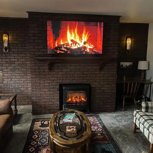 Hidden Cabin Vibes Cozy Fireplace Retreat, хотел в McMechen