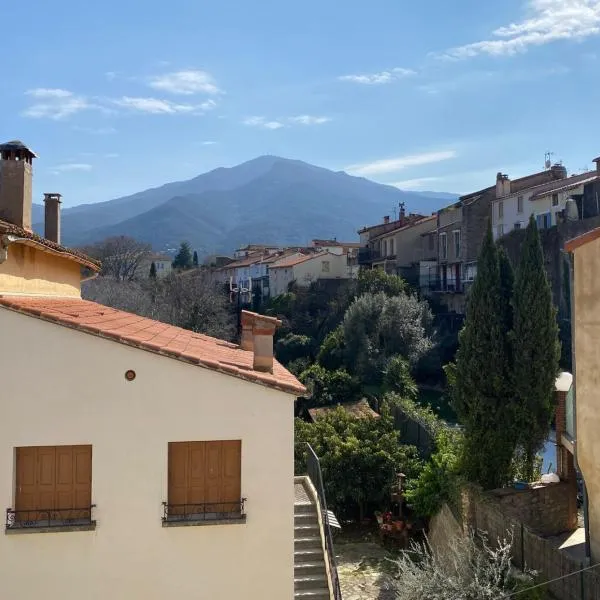 Mountain View - 3-Bedroom, Air-Conditioned Village House in Sorède, hótel í Sorède