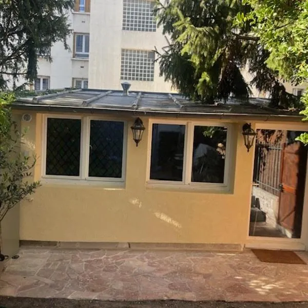 Studio rénové avec petite terrasse privative, hotel i Nogent-sur-Marne