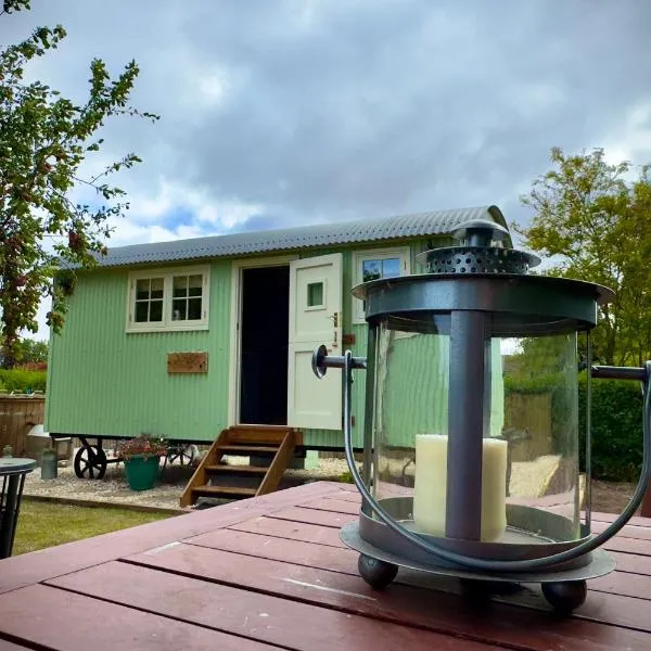 Luxury Shepherds hut with wood fired hot tub on Lincolnshire Coast, hotel in Mablethorpe