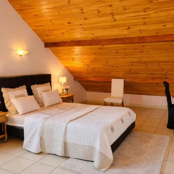 Le Rocher des Ducs, Chambres d'hôtes, parking privé, abris motos, hotel i Le Glaizil