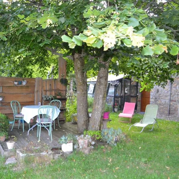 studio indépendant dans maison à la campagne, hotel a Égliseneuve-près-Billom