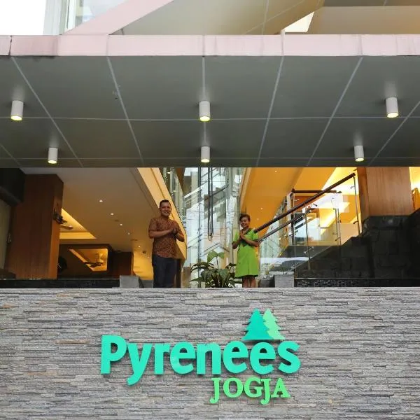 Pyrenees Jogja, отель в городе Ngingas