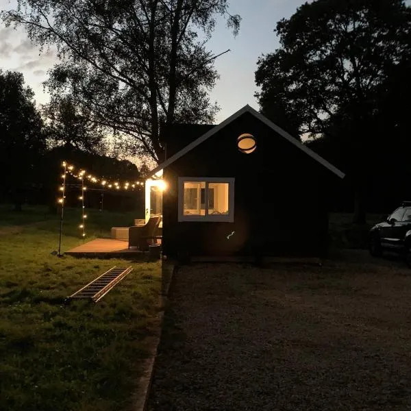 Scandi style Cabin in large garden beautiful views, hotel 