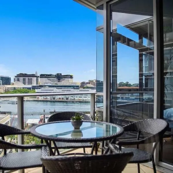 Panoramic Waterfront 2BR Apartment in Barangaroo with Pool, Gym, Sauna, Parking, hotel i Sydney