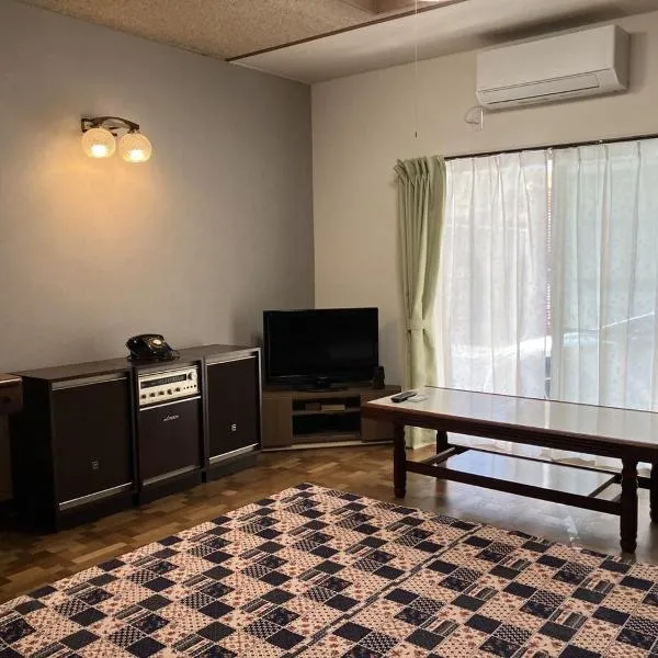 Sakura House - Entire House Near Tanabe Station & Beach، فندق في تانابا