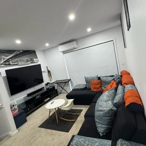 Lovely townhouse-3 bedroom 1 study in coombs, hotel in Weston Creek