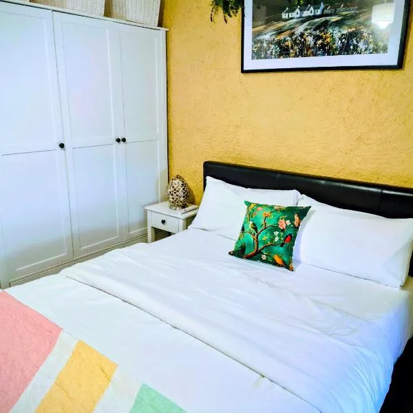 Comfy Bedroom and Private Bathroom on the Top Floor of a Home Stay -10 mins walk to the center - Off street parking, hotel a Cork