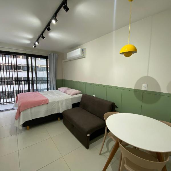Studio Moderno com Varanda e Piscina
