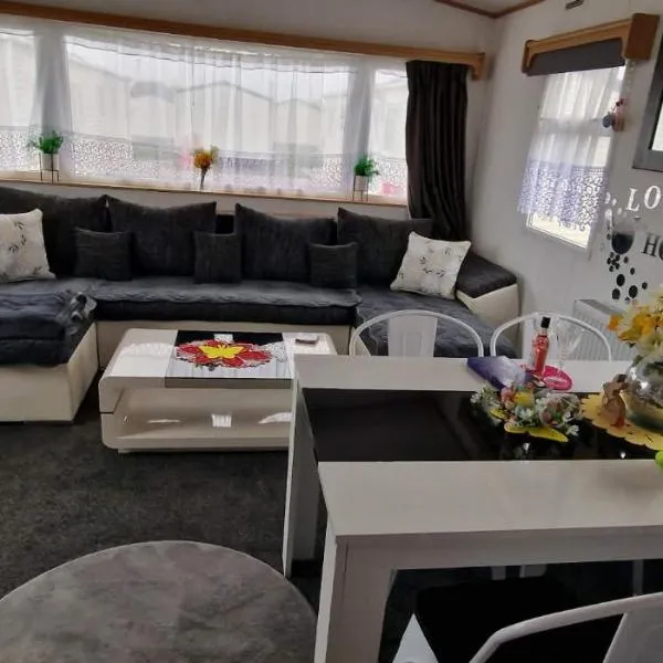 Colorado Caravan Hire at Skipsea Sands Holiday Park, hotel di Barmston