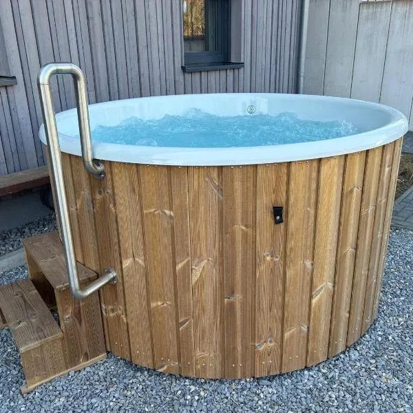 Forest Retreat nahe Köln - Private Sauna & Hot Tub, Hotel in Wermelskirchen