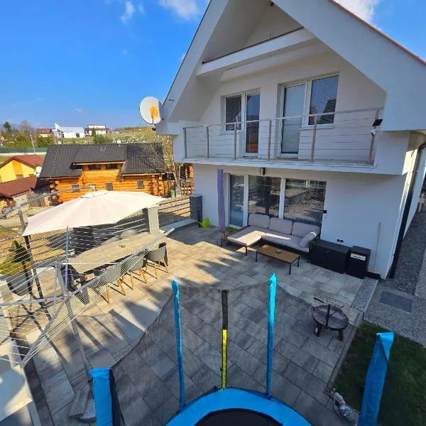 Dom pri jazere: Kostolná Ves şehrinde bir otel