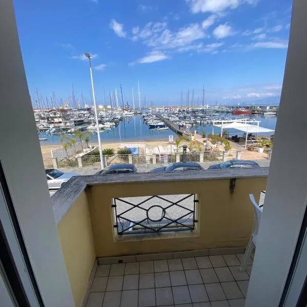 Appartamento l'affaccio sul porto di Vibo marina, hotel in Vibo Valentia Marina