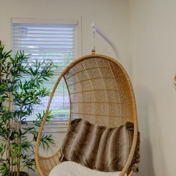 Gated Cottage Community! Ideal Midtown Spot, hotel en Memphis