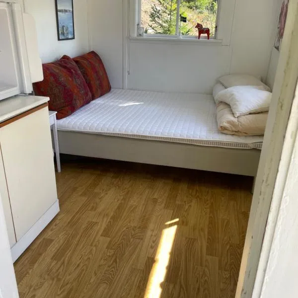 Sjönära ENKEL övernattningsstuga på berg med terrass, toilet in other house, outsideshower, hotel din Åkersberga