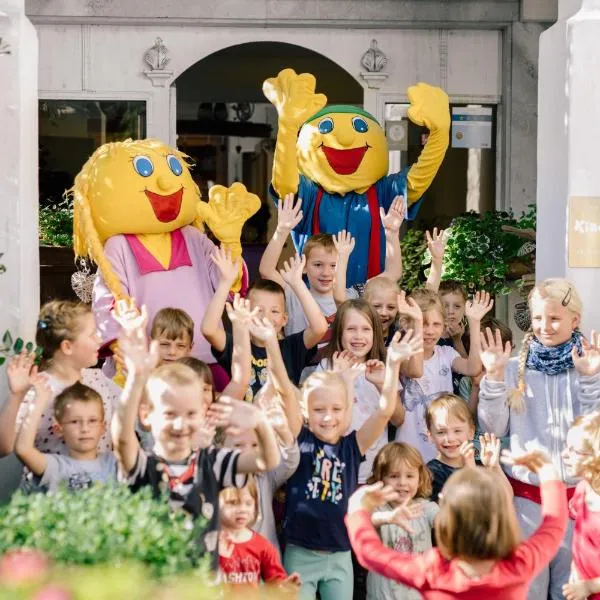 Smileys Kinderhotel, отель в городе Требезинг