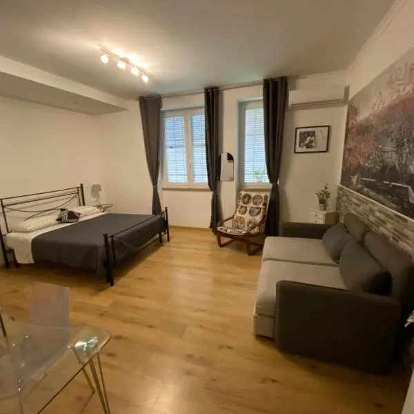 BERNOCCHI ROMA APARTMENT, difronte metropolitana: Acilia'da bir otel