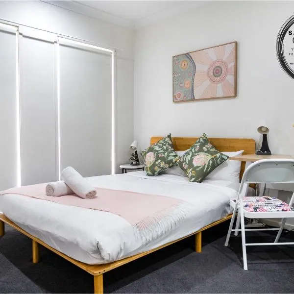 Gledswood Hills में, होटल Standard Queen Room in Gregory Hills - Quaint Spot - Shared Bathroom