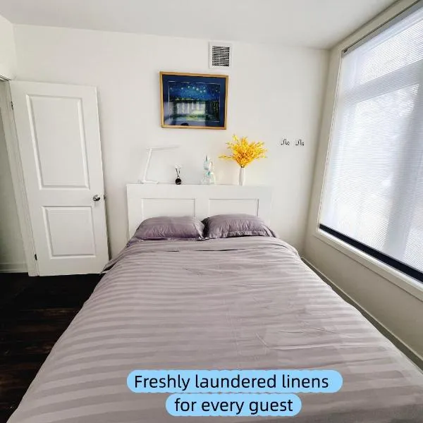 Cozy room in Smart Home with Private Bath near Wonderland, central Richmond Hill, home made Breakfast options: Richmond Hill şehrinde bir otel