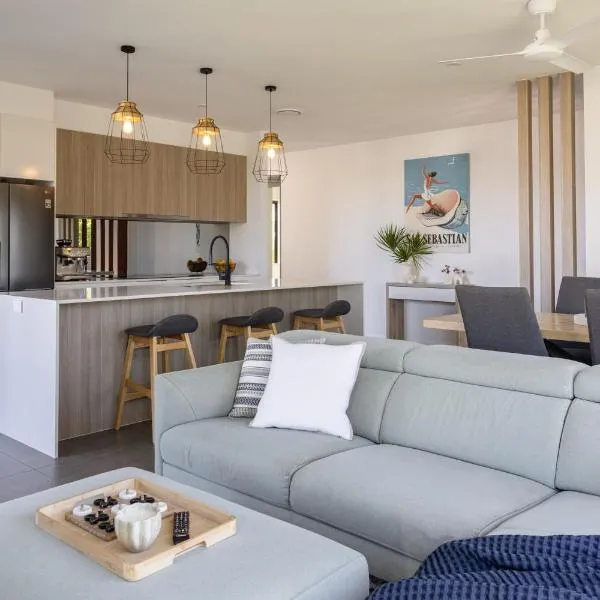 Huge Family Home, Pool, 2 Living Areas, 8 Min Beach, Hotel in Pelican Waters