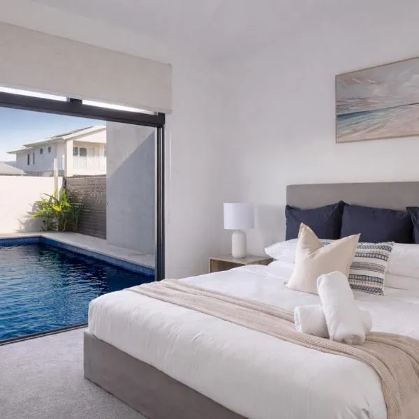 Huge Family Home, Pool, 2 Living Areas, 8 Min Beach, hotel en Pelican Waters